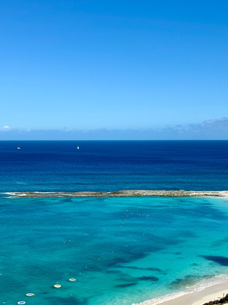 Turquoise water at the Atlantis Resort